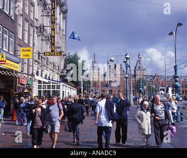 Les habitants se mêlent aux touristes le long du Damrak à Amsterdam aux Pays-Bas Banque D'Images