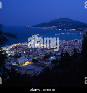 Crépuscule sur le centre de la ville de Zakynthos avec Platia Dimokratias Marku Agiu Platia Solomu à gauche l'île de Zakynthos, les îles Grecques Banque D'Images