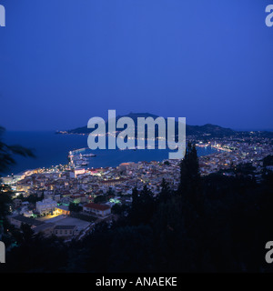 Crépuscule sur le centre de la ville de Zakynthos avec Platia Dimokratias Marku Agiu Platia Solomu à gauche l'île de Zakynthos, les îles Grecques Banque D'Images