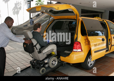 Miami Florida,Foire des ressources pour personnes handicapées,taxi,taxi,taxi,taxi,chauffeur,tarif,rampe pour fauteuils roulants,Black man hommes,chauffeur,FL060726035 Banque D'Images