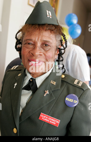 Miami Florida,Booker T. Washington High School,campus,atelier communautaire de reconstruction,Black senior seniors citoyens,femme femme femme,National Gua Banque D'Images