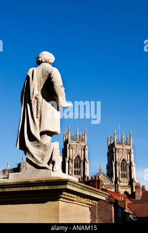 Statue de William Etty RA peintre anglais 1787 1849 à l'égard de la place de la cathédrale de York Yorkshire Angleterre Banque D'Images