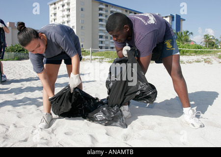 Miami Beach Florida,Coastal Cleanup Day,service communautaire,US Naval Sea Water Cadet bénévoles du service communautaire bénévole travailleur bénévole Banque D'Images