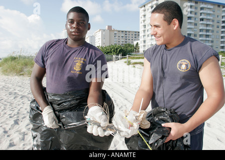 Miami Beach Florida,Coastal Cleanup Day,service communautaire,US Naval Sea Cadet bénévoles bénévoles travailleurs du travail, travail d'équipe Banque D'Images