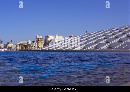 Vue extérieure de la bibliothèque d'Alexandrie en Égypte Banque D'Images