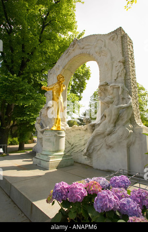 La Guilded statue de Johann Strauss II à Vienne Autriche Banque D'Images