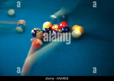 Motion de billes pool sur table comme un tir breaks Banque D'Images