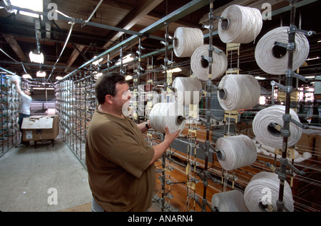 Maine,ME,Nouvelle-Angleterre,Androscoggin County,Lewiston,Bates Mill,textile Manufacturing,bobines,usine,homme hommes,travailleur,travailleurs,travail,employé Banque D'Images