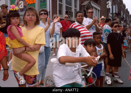 New Jersey,Bergen County,Hackensack,résidents,foule,regarder le défilé,hispanique latin Latino ethno immigrants minorités ethniques, Black Blacks Africain Banque D'Images
