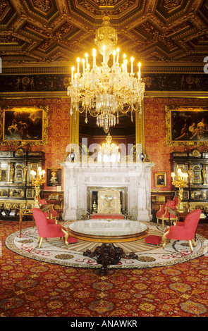 Château d'Alnwick Northumberland England UK intérieur cheminée plafond peintures lustre tourisme voyage châteaux anglais interior Banque D'Images