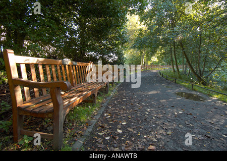 Dans une rangée de bancs dans les jardins de Princes Street, Édimbourg Banque D'Images