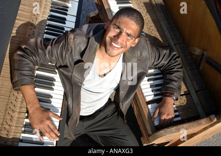 Smiling Anthony Johnson, également connu sous le nom de hip hop MC Spooker avec deux claviers Banque D'Images