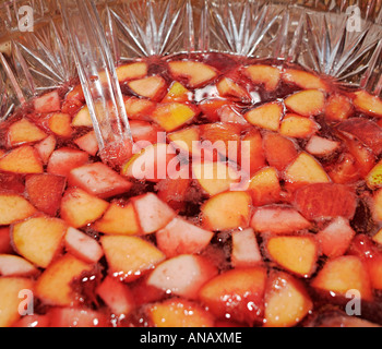 Bol à Punch fruits Close Up avec un mélange de fruits tropicaux lacé avec un cocktail de jus de fruits et la sangria Banque D'Images