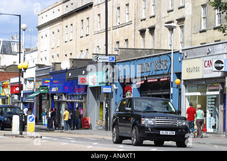 Dames Blanches Bristol Clifton Road est une banlieue aisée de la ville de Bristol avec une grande rue animée de boutiques Banque D'Images