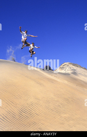 Deux jeunes gens une coupe au-dessus de caper les dunes de Baja au Mexique, Mexique Banque D'Images