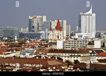 Vue depuis la Grande Roue au Wiener Prater sur le quartier Donaustadt avec Donau et UNO City et l'église Zum il Banque D'Images