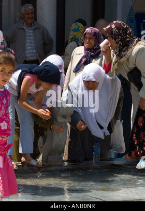 Boire de l'eau Saint Mevlana Konya Turquie Banque D'Images