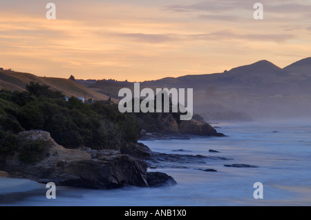 Lever du soleil sur la côte est, près de la ville de Brighton, Dunedin, île du Sud, Nouvelle-Zélande Banque D'Images