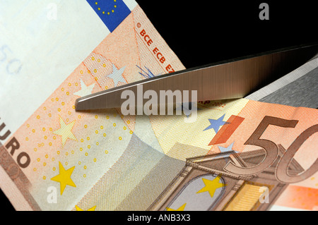 Une coupe ciseaux 50 euro bill Banque D'Images
