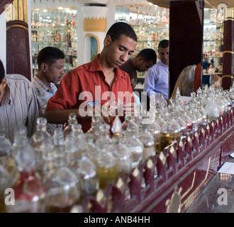 Egypte Louxor sélection d'huiles essentielles parfum dans un showroom de soufflage de verre pour remplir des flacons de parfum Banque D'Images