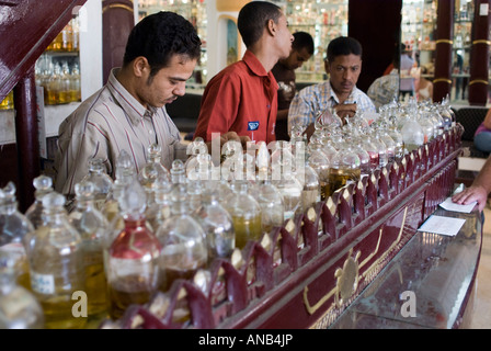 Egypte Louxor sélection d'huiles essentielles parfum dans un showroom de soufflage de verre pour remplir des flacons de parfum Banque D'Images