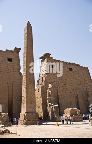 Le temple de Louxor Égypte 1er pylône et le partenaire de l'obélisque à Paris Place de la Concorde des statues de Ramsès II Banque D'Images