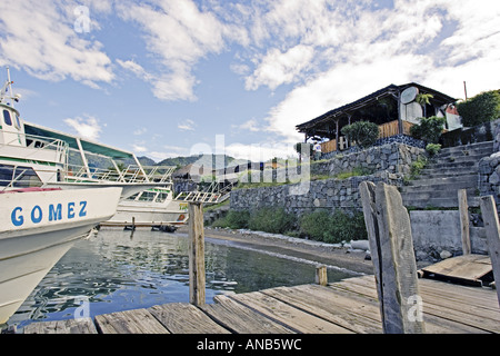 GUATEMALA PANAJACHEL Boat dock sur le lac Atitlan à Panajachel avec bateaux à louer à traverser le lac Banque D'Images