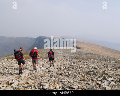 Personnes marchant rocky path sur la descendance d'Carnedd Dafydd mountain à Carnedd Llewylyn dans 'Snowdonia National Park' dans le Nord du Pays de Galles Banque D'Images