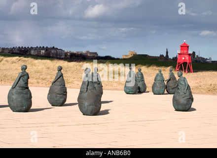 Sculpture La morceau de Conversation créé par Juan Munoz en 1999 à South Shields Banque D'Images