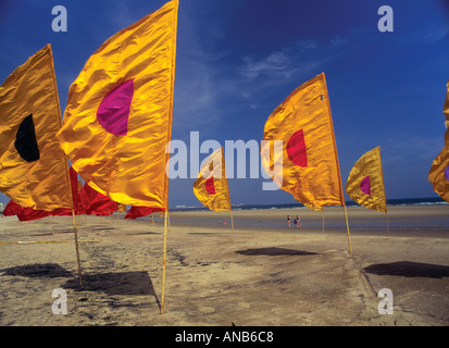 Battant Les drapeaux sur la plage à Seaton Carew Hartlepool North East England Année d'Arts Visuels Banque D'Images