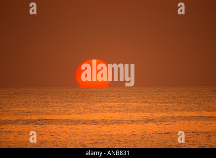 Golden Virginia Beach VA Lever du soleil sur l'océan. Banque D'Images