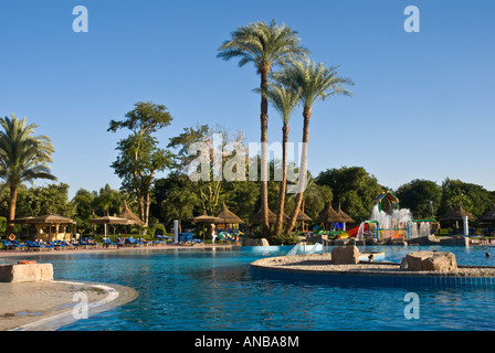 Movenpick Jolie Ville Luxor Hotel Île Crocodile piscine avec des palmiers Banque D'Images
