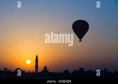 Louxor Egypte voyage en montgolfière au lever du soleil et minaret de la mosquée de la ville Banque D'Images