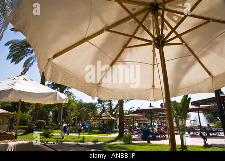 Movenpick Jolie Ville Luxor Hotel Île Crocodile en bois fabriqué localement et parapluie parasol en toile de coton Banque D'Images