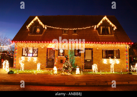 Les lumières de Noël sur un bungalow Banque D'Images