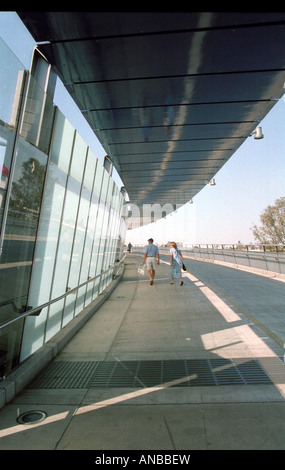 Couple en train de marcher, de bonne volonté Pont sur le fleuve Brisbane, Brisbane, Queensland, Australie Banque D'Images