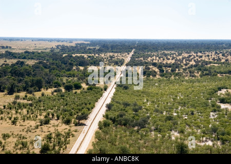 Vue aérienne de la barrière de contrôle vétérinaire (Buffalo Fence) - séparation de faune provenant de bovins au sud du delta de l'Okavango Banque D'Images