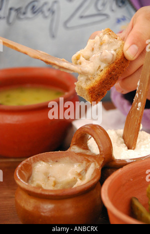 Chlopskie Jadlo un restaurant de la vieille manière polonaise, gourmandises : saindoux avec pain et "zurek" Banque D'Images