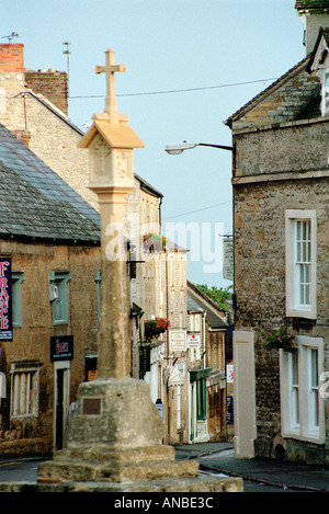 Octobre 1995 : rue étroite du marché, croix, Stow-on-the-Wold, Cotswolds, Gloucestershire, Angleterre, Royaume-Uni, Europe Banque D'Images