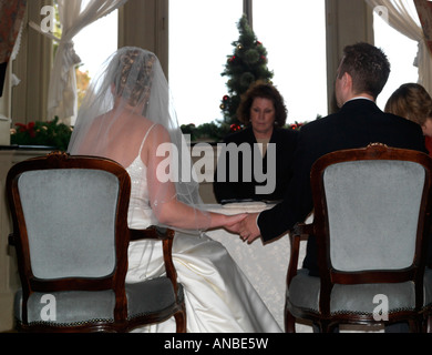 Bride and Groom Holding Hands Wedding Thorpe Hall Peterborough en Angleterre Banque D'Images