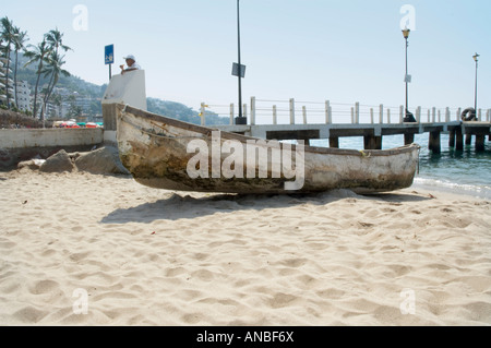 Un vieux bateau accosta sur la plage de sable de la région de Puerto Vallarta Banque D'Images