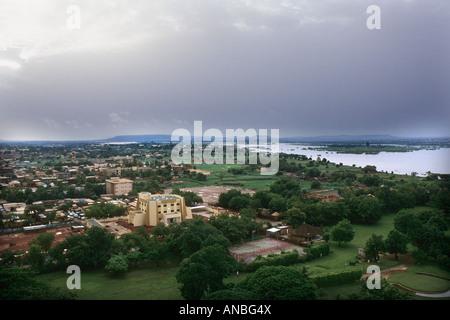 Vue aérienne de Bamako, la capitale du Mali, sur les rives du fleuve Niger Banque D'Images