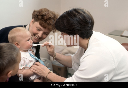 Bébé soit administré avec vaccin contre la polio Banque D'Images