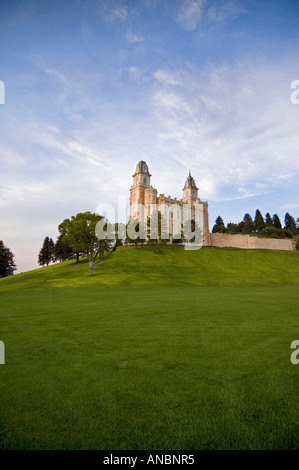 Temple de Manti Utah pour l'Église de Jésus-Christ des Saints des Derniers Jours contre l'encadré en partie bleu ciel nuageux Banque D'Images