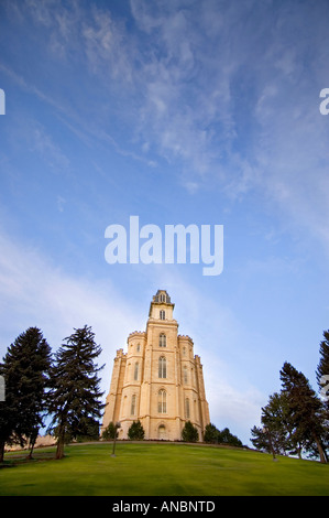 Temple de Manti Utah pour l'Église de Jésus-Christ des Saints des Derniers Jours contre l'encadré en partie bleu ciel nuageux Banque D'Images