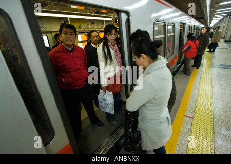 Les gens à bord du métro Beijing Chine Banque D'Images