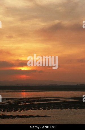 Coucher de soleil sur Budle Bay dans le Northumberland England UK Banque D'Images