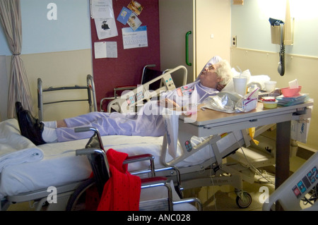 Senior Female réhabilite après avoir subi un accident vasculaire cérébral Banque D'Images