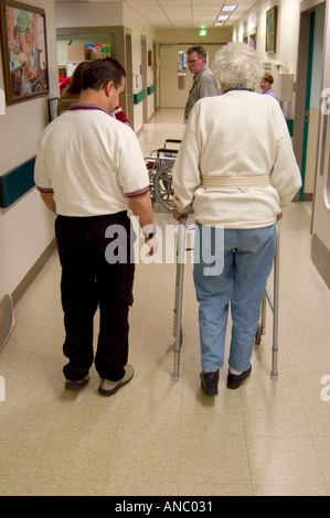 Senior Female réhabilite après avoir subi un accident vasculaire cérébral Banque D'Images