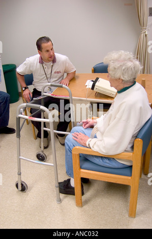 Senior Female réhabilite après avoir subi un accident vasculaire cérébral Banque D'Images